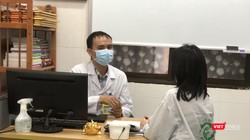  Ths. Vũ Sơn Tùng - Phó Phòng điều trị Rối loạn cảm xúc và Rối loạn ăn uống (Viện Sức khỏe tâm thần, Bệnh viện Bạch Mai) - khám và tư vấn cho bệnh nhân