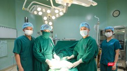 Các bác sĩ thực hiện ca phẫu thuật cho bệnh nhân bị biến chứng đái tháo đường