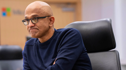 Satya Nadella, giám đốc điều hành của Microsoft, người đã đặt cược lớn vào AI vài năm trước, tại Redmond vào ngày 7 tháng 2. (Ruth Fremson / The New York Times)