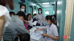 Rất đông các gia đình đưa con đến để khám tầm soát thấp còi 