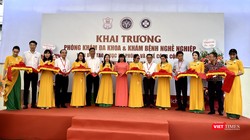 Lãnh đạo Trường Đại học Y Hà Nội và lãnh đạo Viện Đào tạo Y học dự phòng và Y tế công cộng cắt băng khai trương Phòng khám Đa khoa và Khám bệnh nghề nghiệp chất lượng cao