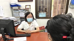 TS. Lê Thị Thu Hà – Trưởng phòng Sử dụng chất và Y học hành vi Viện Sức khỏe Tâm thần - tư vấn cho một nữ bệnh nhân 