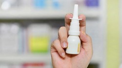 Thuốc xịt mũi chứa corticoid dễ gây suy thượng thận nếu dùng quá liều