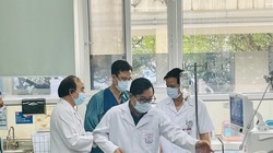 PGS.TS Lương Ngọc Khuê - Cục trưởng Cục Khám, chữa bệnh - thăm và động viên các nạn nhân vụ cháy chung cư Khương Hạ, tại Trung tâm hồi sức tích cực, Bệnh viện Bạch Mai (ảnh: Trần Minh)