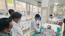 Cục trưởng Cục Quản lý Khám, chữa bệnh Lương Ngọc Khuê trực tiếp tham gia hội chẩn và kiểm tra công tác cứu chữa các nạn nhân vụ cháy, ở BV Bạch Mai, sáng nay, 13/9.