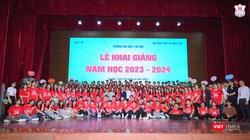 Các tân sinh viên của Trường Đại học Y Hà Nội hân hoan trong ngày khai giảng 