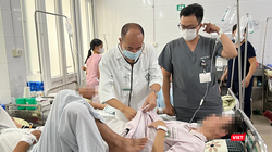 PGS.TS. Đỗ Duy Cường - Giám đốc Trung tâm Bệnh Nhiệt đới (Bệnh viện Bạch Mai) - khám cho bệnh nhân sốt xuất huyết 