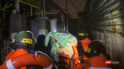 Công an Đà Nẵng khẩn cấp giúp dân vượt lũ trong đêm