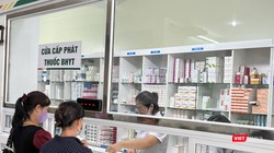 Bệnh nhân nhận thuốc tại nhà thuốc