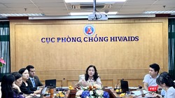 PGS.TS. Phan Thị Thu Hương - Cục trưởng Cục Phòng, chống HIV/AIDS - chủ trì cuộc họp báo với sự tham gia của nhiều chuyên gia CDC Hoa Kỳ và các tổ chức quốc tế.