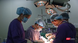Gần 100 thầy thuốc của Bệnh viện Việt Đức và Trung tâm Điều phối quốc gia về ghép bộ phận cơ thể người tham gia ca ghép đa tạng cứu sống 8 người bệnh từ 2 người hiến tạng.