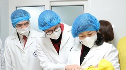 Bộ trưởng Bộ Y tế chào đón em bé ra đời đầu tiên trong năm mới tại Bệnh viện Phụ sản Trung ương