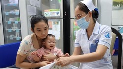 Vá "lỗ thủng" miễn dịch sởi ở TP.HCM: Không dễ dàng