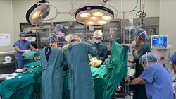 Bác sĩ ép tim, mổ cấp cứu bệnh nhân ngay trên cáng khi siêu bão đổ bộ