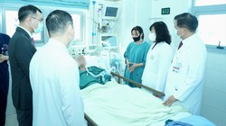 Bộ trưởng Bộ Y tế thăm bé gái nạn nhân vụ sạt lở ở Làng Nủ