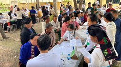 Chăm sóc y tế, cấp thuốc miễn phí cho hơn 1.200 người dân bị ảnh hưởng nặng nề do bão lũ