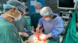 Bác sĩ Bệnh viện Bạch Mai cứu sống cô gái có khối u thận “khủng”