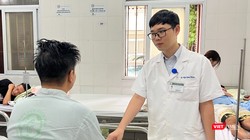 Bác sĩ bắt bệnh người đàn ông hào phóng tặng hết 2 xe tải mì tôm