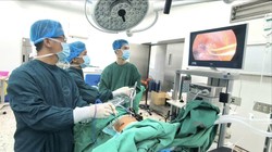 Phẫu thuật nội soi lồng ngực cấp cứu thành công bệnh nhân bị thủng phổi