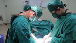 Cứu sống người phụ nữ nguy kịch vì khối u buồng trứng 25 cm, bị xoắn, nhiễm trùng