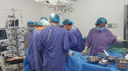 Bệnh viện E bật “báo động đỏ” cấp cứu tối khẩn thiếu niên 16 tuổi bị đâm thấu tim