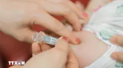 Tiêm phòng cho trẻ. Ảnh; TTXVN