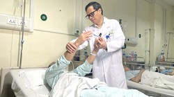 Mổ nội soi qua cung mày cắt khối u não đầu tiên ở Việt Nam