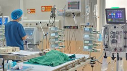 40 giờ lọc máu cứu sống cháu bé bị suy tuần hoàn, suy hô hấp vì tay chân miệng