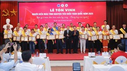 Tôn vinh 100 "ngọn lửa nhân ái đang lan tỏa tình yêu thương" 