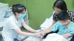 Người dân sử dụng thẻ BHYT cũ trong khi chờ điều chỉnh thông tin