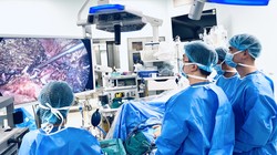Hai bệnh nhân mang khối u khổng lồ ở vị trí hiểm hóc, đều hồi sinh nhờ niềm tin và y đức