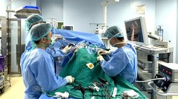 Lần đầu tiên Việt Nam phẫu thuật thành công khối phình khổng lồ động mạch thận có ghép thận tự thân