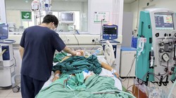 Nhiều người dân vùng lũ nhập viện vì "sát thủ giấu mặt" gây suy gan, suy thận cấp