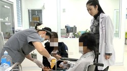 Cho chó Becgie nặng 30kg ăn, nữ chủ bị cắn nát 2 bàn tay phải phẫu thuật khẩn