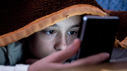 Mạng xã hội đang âm thầm thao túng, điều khiển cảm xúc, hành vi của trẻ