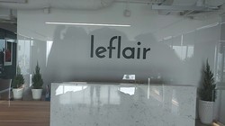 Văn phòng Leflair đóng cửa, không người làm việc sáng 4/3. Ảnh: Kim Hạnh.