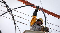 Công nhân Điện lực TP HCM sửa chữa điện nóng trên đường dây 22kV tại khu chế xuất Tân Thuận (quận 7, TP HCM). Ảnh: Nguyễn Thành