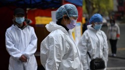 Tình nguyện viên Trung Quốc mặc niệm nạn nhân Covid-19 hôm 4/4 (Ảnh: AFP)