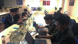 Các kỹ sư công nghệ của doanh nghiệp bưu chính đã phải "cày" ngày đêm để hoàn thành những công việc gấp.