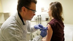 Dược sĩ tại Viện nghiên cứu sức khỏe Kaiser Permanente Washington tiêm thử vaccine cho tình nguyện viên hồi tháng 3. Ảnh: AP