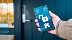 Người dùng đang trải nghiệm nhiều thiết bị smart home riêng lẻ như camera an ninh, bật tắt đèn từ xa... Ảnh: Southshorelocksmiths.