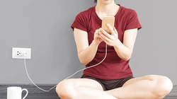 Sử dụng smartphone khi đang cắm sạc là một thói quen nguy hiểm nhưng không ít người đang mắc phải
