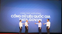 Thứ trưởng Bộ TT&TT Nguyễn Thành Hưng và các đại biểu thực hiện nghi thức khởi động Cổng dữ liệu quốc gia Data.gov.vn.