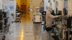 Bên trong nhà máy sản xuất chip SMIC tại Trung Quốc.