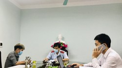 Nguyễn Văn Hưng (trái) làm việc với cơ quan chức năng tại Sở Thông tin và Truyền thông tỉnh Bắc Giang chiều 10/9. Ảnh: Sở TT&TT Bắc Giang.