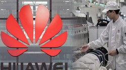 Nhân viên làm việc trên dây chuyền sản xuất điện thoại di động Huawei ở Đông Hoản, Trung Quốc. Cuộc đàn áp của Mỹ đã chặn đứng công ty khỏi nhiều nhà cung cấp chính. Ảnh: Reuters