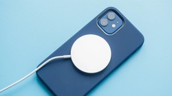 iPhone 12 Pro mất hơn 3 tiếng để đầy pin với củ sạc cũ