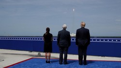 Elon Musk, Jeff Bezos 'nín thở' trước bầu cử tổng thống Mỹ