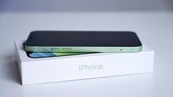 Apple tiết kiệm được bao nhiêu tiền khi bỏ sạc, tai nghe