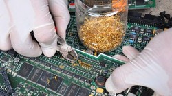 'Đào' vàng từ núi rác thải điện tử